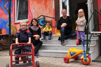 Für eine heile Welt: Kinderland Muldental hat modernisiert - Maxim, Kitaleiterin Mareike Schlösser, Emil, der stellvertretende Kitaleiter Michael Kapps und Hermine (v.l.n.r) auf den neuen Treppenstufen im Eingangsbereich der Einrichtung.