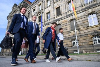 Für eine Zusammenarbeit, „die es so noch nicht gegeben hat“: Was CDU, BSW und SPD in Sachsen wollen - Auf dem Weg zum Kennenlerngespräch mit CDU und SPD (v.l.): Marcel Machill, Jörg Scheibe, Sabine Zimmermann und Doreen Voigt vom BSW.