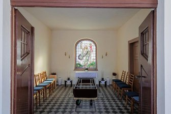 Für einen guten Zweck: Großer Chor auf dem Friedhof in Kleinrückerswalde - Die Trauerhalle in Kleinrückerswalde: Im Zuge ihres Umbaus soll sie einen Sternenhimmel erhalten.