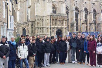 Für einen Reichenbacher Schüler fiel die Klassenfahrt fast ins Wasser – doch dann gab‘s „einen Brief mit Bundesadler“ - Die ersten Ausflüge der Reichenbacher Schüler, hier stehen sie vor der Canterbury Cathedral.