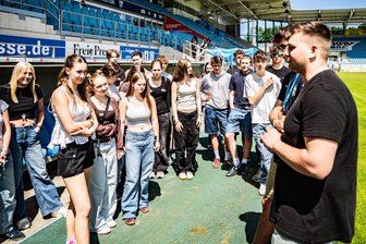Für einen Tag das Klassenzimmer verlegt: Frankenberger Gymnasiasten lernen im Chemnitzer Fußballstadion - Die Schüler des Frankenberger Gymnasiums besuchten am Donnerstag das Stadion des Chemnitzer FC.