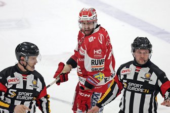 Für Eispiraten Crimmitschau ist Saison vorbei: Warum sich Weißwasser durchsetzt und welche Referee-Entscheidung für Ärger sorgt - Ein Bild mit Symbolcharakter: Eispiraten-Kapitän Denis Shevyrin ärgert sich über die Referee-Entscheidung.