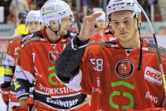 Für Eispiraten-Verteidiger ist die Scorerwertung nur ein Bonus - Max Balinson trägt bei den Eispiraten die Nummer 58. Das Foto zeigt den Verteidiger während des Heimspiels am Sonntag gegen den EHC Freiburg, das die Eispiraten 3:2 für sich entschieden hatten.