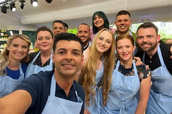 Für Erzgebirgerin folgt nach Finale der Sat.1-Show „Das große Backen“ überraschender Heiratsantrag - Sie haben sich wunderbar verstanden und stehen bis heute in engem Kontakt: Die zehn Kandidaten der 12. Staffel von „Das große Backen“ bei Sat.1. Geht es nach den Wünschen von Sibylle Blei, werden sie 2025 alle ins Erzgebirge kommen.