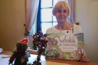 Für Familien: Langenbernsdorferin liest mitten im Wald aus ihrem Kinderbuch - Andrea Herold liest mitten im Wald aus ihrem Buch „Waldi der Waldwichtel“.