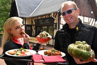 Für Feinschmecker und Kürbisfans: Zehn Tipps von Lichtenwalde bis Rochlitz - Theres und Thomas Lämmel mit einer Auswahl ihrer Kürbisgerichte vor der Parkklause in Lichtenwalde. Dort läuft noch bis 2. November das Kürbisfestival.