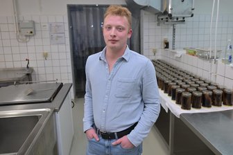 Für Feinschmecker: Was ein Unternehmer aus dem Erzgebirge zu Genusstagen in Chemnitz anbietet - Niclas-Maurice Becher in der Feinkostfirma in Albernau, die er 2024 übernommen hat.