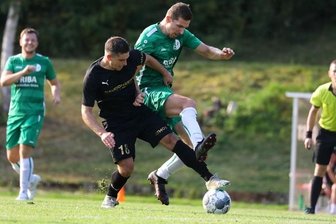 Für Fortschritt kommt es knüppeldick - Die Lichtensteiner um Kevin-Pal Petrovics (schwarzes Trikot) hatten gegen Reichenbrand keinen leichten Stand. 