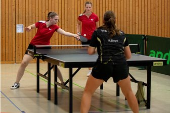 Für Freiberger Tischtennis-Damen gibt es auch an eigenen Tischen nichts zu holen - Sorgten gegen Großpösna für einen von drei Freiberger Punkten: Alexandra Uhlig (l.) und Paula Uhlig setzten sich im 1. Doppel knapp mit 3:2 durch.