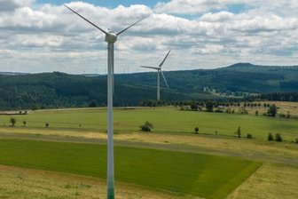 Für geschrumpften Windpark im Erzgebirge gibt es neue Pläne - Die Firma Wineg betreibt gegenwärtig zwei Anlagen in Jöhstadt. Die E 40 (vorn) ist allerdings defekt, also nur die E 70 in Betrieb. 