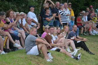 Für Groundhopper und andere Fußballfans: Informationen zur Anreise und zu Preisen in Remse und Hirschfeld - 300 Zuschauer verfolgten im Sommer die Partie Hirschfeld/Hartmannsdorf II gegen die Traditionself von Dynamo Dresden. Am Dienstag lädt die SpG wieder zu einem besonderen Duell ein.