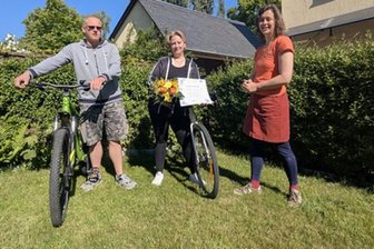 Für gutes Radfahren auch im ländlichen Raum: Anja Bley kämpft für bessere Radwege in Burgstädt - Anja Bley aus Burgstädt ist als 10.000. Mitglied des ADFC in Sachsen aufgenommen worden und erhält dafür den Hauptgewinn, hier mit ihrem Mann und ADFC-Vize-Chefin Rosalie Kreuijer (rechts).
