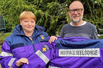 Für Halt im Notfall: "Wir Seelsorger löschen die innerlichen Brände" - Sindy Poller und Michael Döhler gehören zum Kriseninterventionsteam Aue-Schwarzenberg und freuen sich über die neuen Einsatzjacken. 