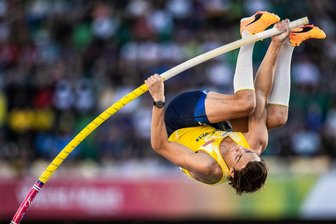 Für Höhenflüge im eigenen Garten: Diese Stadt verkauft eine komplette Stabhochsprung-Anlage - Olympiasieger, Weltmeister und Weltrekordhalter Armand „Mondo“ Duplantis aus Schweden scheint in einer anderen Welt zu springen. Das Foto zeigt ihn zur Weltmeisterschaft 2022 in Eugene (USA). Mit Material aus Rochlitz kann man dem Topathleten jetzt nacheifern.
