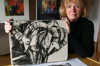 Für Hohenstein-Ernstthalerin sind Tiere ein beliebtes Motiv - Isolde Roßner zeigt ihre Steinbock-Lithographie, die ab Donnerstag bei einer Ausstellung in Dresden zu sehen ist.