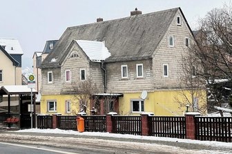Für Hohndorfer Plan ist es Fluch und Segen zugleich: Haus wurde nie saniert - Hohndorf will dieses Haus in der Rödlitzer Straße 67 kaufen, obwohl es stark sanierungsbedürftig ist. Der Grund: Es spielt eine Rolle in der Historie des Ortes.