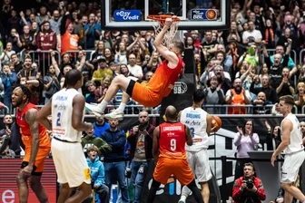 Für ihre Fans: Niners Chemnitz hängen sich im Ostderby gegen Weißenfels richtig rein - Einer der Höhepunkte des Ostderbys: Kapitän Jonas Richter hängt nach einem Alley-oop-Dunking am Korb.