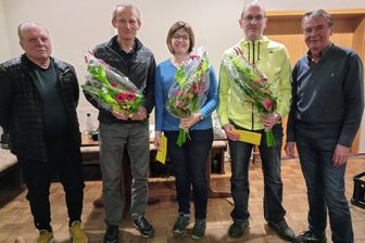 Für ihre verdienstvolle Arbeit ausgezeichnet: Diese drei Vogtländer sind immer für die Region da - Seit Jahren im Ehrenamt tätig: Uwe Schröter (LAV Reichenbach, Zweiter von links), Ivonne Reisch (VSG Rodewisch) und Thomas Schütze (VfB Lengenfeld). Die Auszeichnungen führten der Vorsitzende des Leichtathletik-Kreisverbandes Vogtland Reiner Milek (rechts) und sein Stellvertreter Peter Reidel (links) durch.