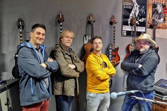 Für immer jung: Die Siegel-Band ist zurück - Die Siegel-Band in ihrem Proberaum (von links): Ralf Gründig, Olaf Jandeisek, Lukas Rietzsch und Steffen Siegel. Am 5. November laden sie wieder zum Forever-Young-Festival in den Amorsaal ein.