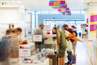 Für immer zu: So lief die letzte Stunde bei Galeria Kaufhof in Chemnitz - Die letzten Schnäppchen mit über 90 Prozent Rabatt: In den letzten vier Tagen war nur noch ein Teil des Erdgeschosses geöffnet.