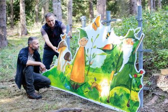 Für jedes Plauener Baby ein Bäumchen: Was es mit dem neuen Wichtelwald auf sich hat - Forsttechniker Michael Ernst (links) und Wegemeister Dirk Schadek beim Aufstellen der Figuren.