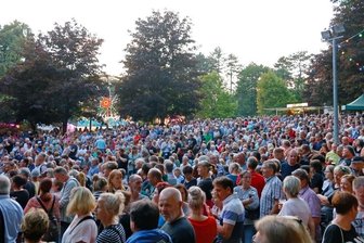 Für Jubiläumsfest sollen mehr Parkplätze her - Vor allem das Bühnenprogramm beim Bergfest sorgte für Menschenmassen wie schon lange nicht mehr.