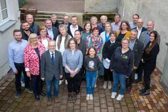 Für Jugendliche und junge Projekte: Erlös aus Kalenderaktion der vogtländischen Rotaryclubs fließt in Vereinsarbeit - Vertreter der vogtländischen Vereine, die vom Benefiz-Kalender der drei Rotary-Clubs profitieren: Sie nahmen die Schecks jetzt in Plauen in Empfang.