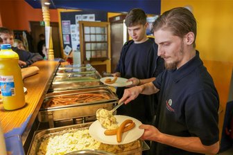 Für Kinder und Jugendliche gibt es Gratis-Essen aus Hotelküche: Wie ein Jugendclub in Meerane mit einem Novum in den Herbstferien punkten kann - Am Mittwoch standen Wiener Würstchen und Kartoffelsalat auf dem Speiseplan. Mitarbeiter aus dem Parkhotel übernahmen die Ausgabe.