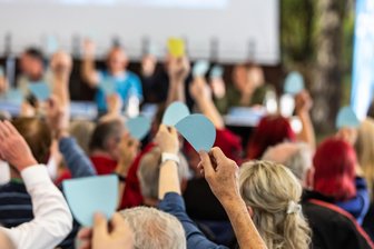 Für knapp 2000 Euro: Fans des Chemnitzer FC können ab sofort lebenslang Mitglied werden - Abstimmung mit himmelblauen Kärtchen bei der Mitgliederversammlung des CFC am Dienstagabend.
