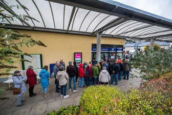 Für Landesgartenschau 2027 im Erzgebirge gibt‘s jetzt Tagestickets - Schlangestehen war angesagt beim Vorverkaufsstart von Dauerkarten für die Landesgartenschau 2027 in Bad Schlema im Oktober.