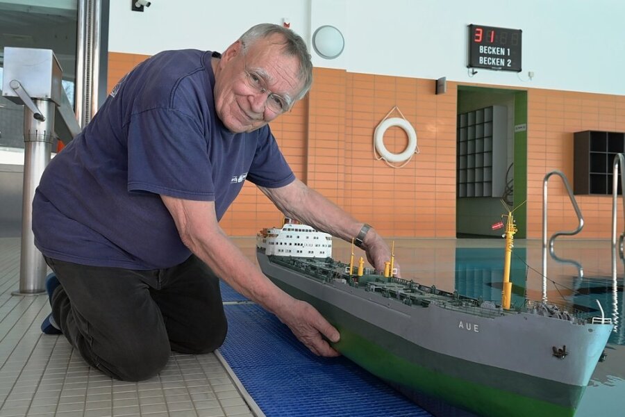 Für legendären Erzfrachter MS Aue heißt es "Schiff ahoi!" - Modellbauer Axel Dietz mit seiner MS Aue in der Auer Schwimmhalle. Dort wurde sie nun letztmalig zu Wasser gelassen. 