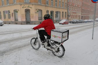 Für Lieferando und Co in Chemnitz mit dem Rad bei Schnee und Eis unterwegs: „Wir müssen eben sehr langsam fahren“ - Bei Schnee und Eis wie hier am Silvestertag auszuliefern, ist ein schwerer Job.