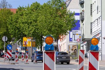 Für Linksabbieger gesperrt: Wäre diese Staufalle in Plauen zu vermeiden gewesen? - Alles dicht, kaum mehr ein Durchkommen: Die Martin-Luther-Straße in Plauen ist gerade ein Nadelöhr.