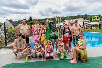 Für mehr Badespaß: Thermalbad Wiesenbad investiert 500.000 Euro ins Freibad - Neptun und sein Gefolge ließen es sich auch in diesem Jahr nicht nehmen, die neue Badesaison im Freibad in Neundorf zu eröffnen. Das war im zurückliegenden Jahr umfassend saniert worden.