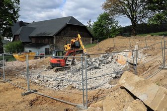 Für mehr Druck in der Trinkwasserleitung: Zweckverband baut in Raschau neue Anlage - Mit dem Abriss des alten Hochbehälters gingen die Bauarbeiten los. Als Winkelstütze für den neuen Behälter wird eine etwa 40 Quadratmeter große Wand errichtet. Im Sommer sollen Behälter und Druckerhöhungsanlage geliefert werden. 