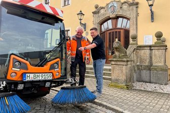 Für mehr Sauberkeit in der Stadt: Oelsnitz kauft Mini-Kehrmaschine - Eine Kehrmaschine ähnlicher Größenordnung schafft die Stadt Oelsnitz an.