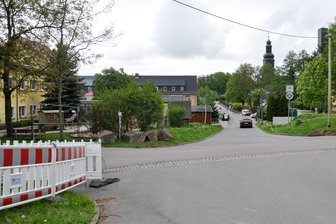 Für mehr Sicherheit: Altmittweida baut Schulstraße aus - Der alte Zaun der Kita ist schon weg. Damit ist Platz für den Ausbau der Schulstraße.