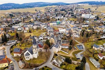 Für mehr Sicherheit: Lengefelder Innenstadt erhält neue Beleuchtung - Die Innenstadt von Lengefeld aus der Vogelperspektive. Der verheerende Zustand einiger Straßenlaternen bereitet schon länger Sorgen. Nun soll das Sicherheitsrisiko beseitigt werden.