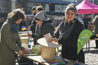 Für mehr Solidarität in Chemnitz: Runder Tisch trifft sich erstmals - Coretta Storz (rechts) gehört zum Organisationsteam des Runden Tisches. Hier bereitet sie einen "Demokratisch" für die Karten vor, auf denen Bürger ihre Anliegen und Kritiken formulieren können.