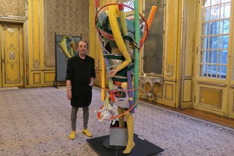 „Für mich ist das wie ein Hausverbot“: Was der Künstler Thomas Heinicke am Schloss Waldenburg kritisiert - Thomas Heinicke im Schloss Waldenburg bei einer Ausstellung mit Objekten aus Plasteabfällen.