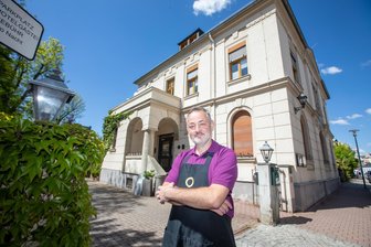 „Für mich läuft jeder Tag gleich schlecht“ – Wird die niedrigere Mehrwertsteuer bei Restaurant-Besuchern im Vogtland ankommen? - Die Hotellerie und Zimmervermietung ist das Pfund von Plauens Parkhotel-Chef Udo Gnüchtel. Das À la carte-Geschäft läuft dagegen schlecht.