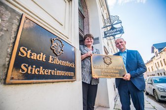 Für Museum im Erzgebirge steigen die Eintrittspreise - Leiterin Antina Richter und Bürgermeister Uwe Staab vor dem Schatzhaus in Eibenstock.
