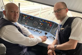 Für neue Direktverbindung von Plauen nach Leipzig: Dieser Bauarbeiter aus dem Vogtland schult jetzt zum Lokführer um - Begleitetes Fahren gibt es auch bei der Bahn: Thomas Kolbe (rechts) passt auf, dass Sebastian Anlauft alles richtig macht.