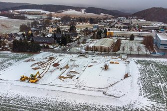 Für neues THW-Gerätehaus im Alberodaer Gewerbegebiet rollen die Bagger - Blick aus der Luft auf den neuen Standort des Technischen Hilfswerks in Alberoda: Dort rollen die Bagger und Raupen.