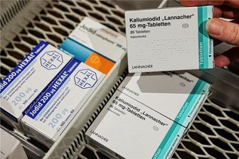 Für nuklearen Ernstfall: Bund verteilt hunderttausende Jod-Tabletten an die sächsischen Landkreise - Jod-Tabletten, die hier in einer Apotheke zu sehen sind, liegen nun auch in Rathäusern und Depots der Feuerwehren im Landkreis Zwickau vor.