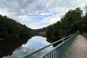 Für nur 1 Euro: Deutsche Bahn verkauft 20.000-Quadratmeter-Grundstück in Mittweida - Die Neudörfchen-Brücke über die Zschopau verbindet Waldweg und Weinsdorfer Straße. Von dort hat man einen guten Blick aufs Wasserkraftwerk Mittweida.