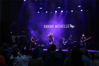 Für Popstar aus den Niederlanden wird das 20. Zwickauer Stadtfest zur Deutschland-Premiere - Die energiegeladene Davina Michelle aus den Niederlanden begeisterte am Sonntagabend das Publikum auf dem Zwickauer Hauptmarkt. Sie brachte die gesamte Menge zum kollektiven Hüpfen.