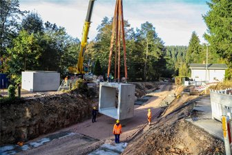 Für Radwegtunnel unter B 283 im Erzgebirge: 20 Tonnen schwere Teile schweben ein - Seit Dienstagmorgen werden die Tunnelelemente gesetzt für den Radweg, der unter der B 283 hindurch geht.