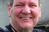Für Rampe kommen 10.000 Euro zusammen - "Fritz" Holger Junghans vor dem alten Lokschuppen, der demnächst abgerissen wird.