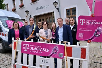 Für schnelles Internet in Kirchberg: Telekom startet Glasfaser-Ausbau - Vertreter von Stadt und Telekom beim Start des Glasfaser-Ausbaus in Kirchberg
